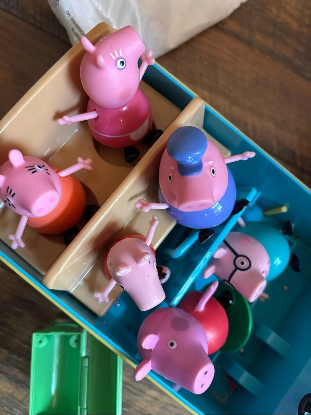 Peppa pig van + figures